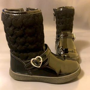 🤳 The cutest little black boots 🤩